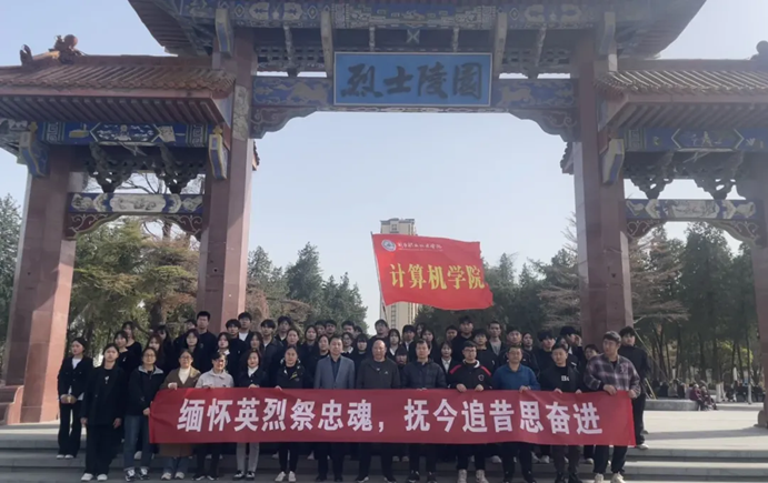 街道上有店铺的标志红色背景白色的字低可信度描述已自动生成