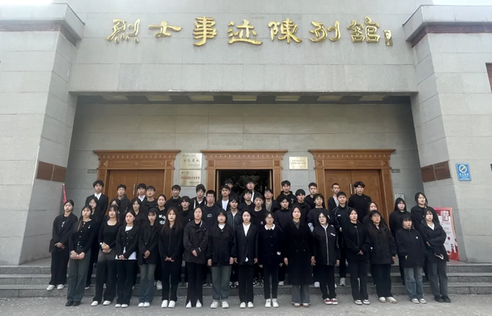 一群人站在建筑前描述已自动生成