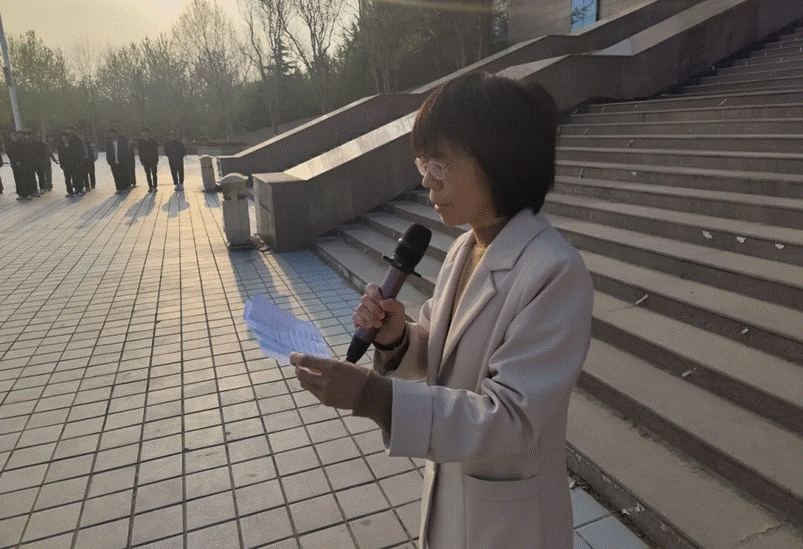 小孩在街道上低可信度描述已自动生成